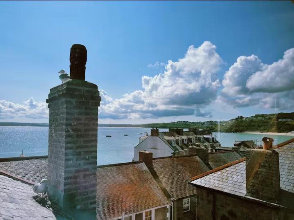 Lot: 114 - STUDIO FLAT CLOSE TO BEACHES - Views from one side of the studio apartment